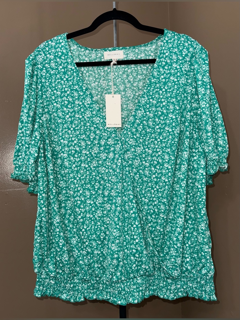 NWT MELLODAY Green Floral V-Neck Puff Sleeve Top. Size XXL.